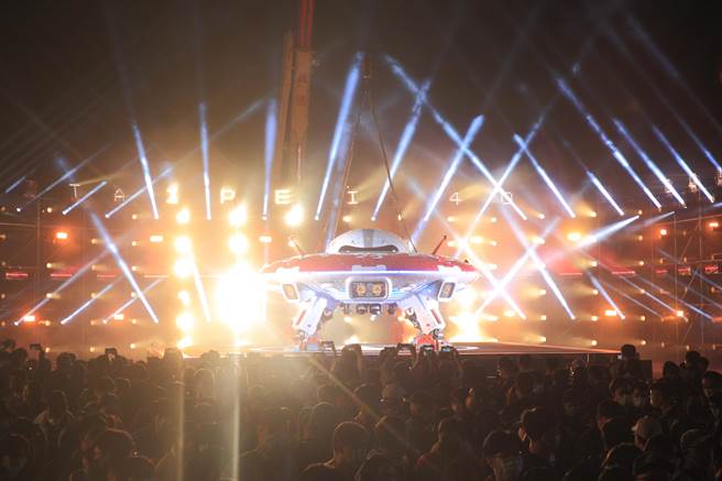 2022台北燈節11日晚間登場，三大主題燈區各具特色，主燈「TAIPEI 40」宇宙飛船首度升空，為史上第一個離開地球表面的主燈，透過神秘燈光及音響效果，向觀眾致意。（張鎧乙攝）