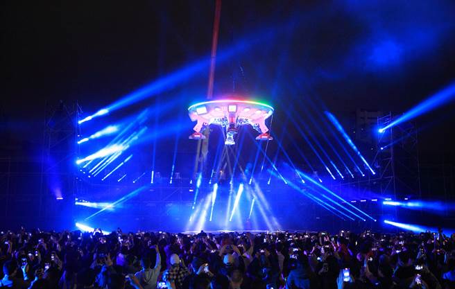 2022台北燈節11日晚間登場，三大主題燈區各具特色，主燈「TAIPEI 40」宇宙飛船首度升空，為史上第一個離開地球表面的主燈，透過神秘燈光及音響效果，向觀眾致意。（張鎧乙攝）