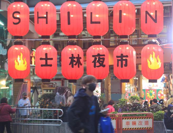 三大主題燈區各具特色，其中在基河路上的「歡迎光臨士林夜市」讓在場民眾為之驚艷。（張鎧乙攝）