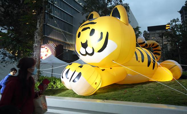 2022台北燈節11日晚間登場，三大主題燈區各具特色，在台北表演藝術中心廣場的「祥虎迎賓」為必看燈飾。（張鎧乙攝）