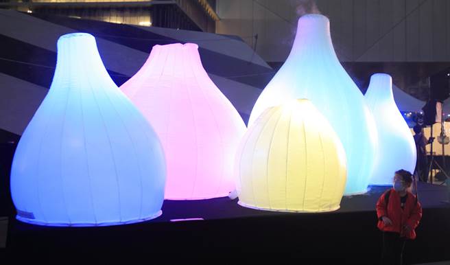 三大主題燈區各具特色，其中在台北表演藝術中心廣場的「台北呼吸」為必看燈飾。（張鎧乙攝）