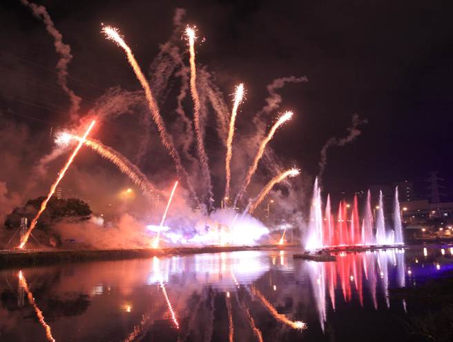 首次規劃 「水火共舞」聲光劇場，長達百米光雕投影及特效焰火、雷射、千變萬化的燈光效果，營造壯觀氣勢。（張鎧乙攝）