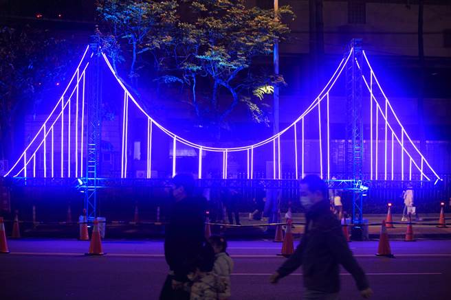 三大主題燈區各具特色，其中在基河路上的「士林夜光吊橋」讓在場民眾為之驚艷。（張鎧乙攝）