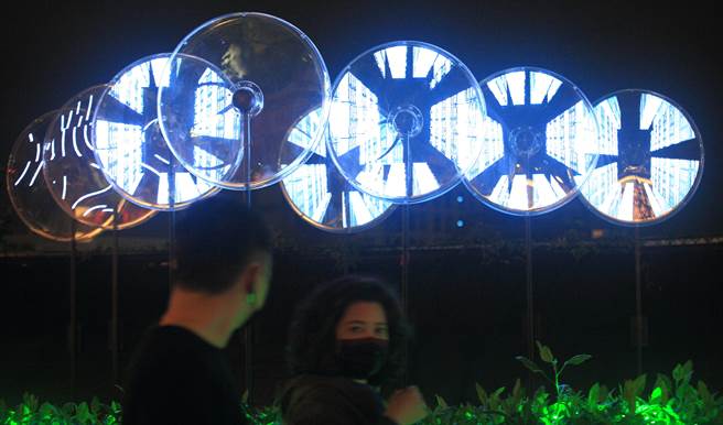 三大主題燈區各具特色，其中在基河路上的「無限光景」吸引民眾目光。（張鎧乙攝）