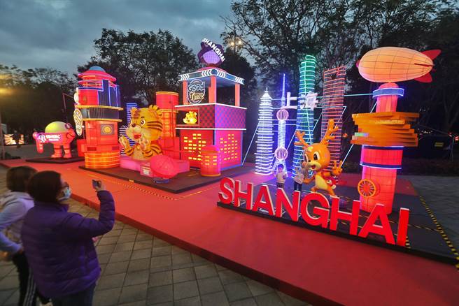 2022台北燈節11日盛大登場，美崙公園的親子燈區裡，上海市等14處友好燈區亦座落在此。（杜宜諳攝）