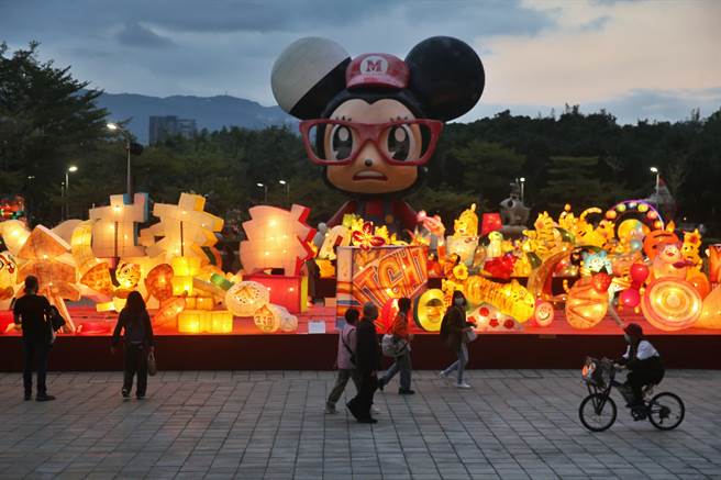2022台北燈節11日盛大登場，在美崙公園的親子燈區，展出民眾製作的各式虎年燈籠，讓大小朋友紛紛佇足拍照留念。（杜宜諳攝）
