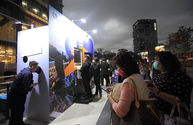 三大主題燈區各具特色，其中在台北表演藝術中心廣場的「窺探北藝夾娃娃機」互動裝置吸引民眾排隊參與。（張鎧乙攝）