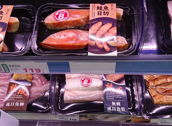 有内行网友解答，这其实是「贴体包装」，不仅能让食材保鲜，也不易滋生细菌。（图／翻摄脸书社团全联消费经验老实说）