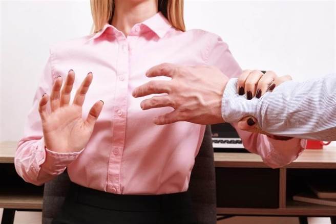 一名男子再度回監獄內強制治療竟襲胸女治療師，法官依傷害罪判男子拘役60天，得易科罰金。（示意圖/shutterstock）