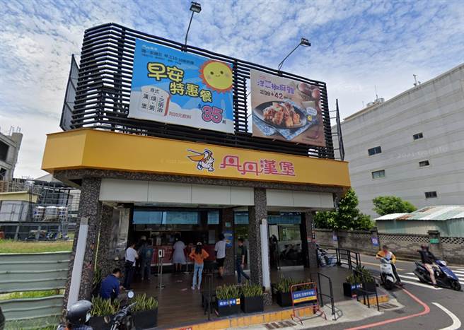 高雄疫情爆发后，丹丹汉堡开出餐饮业第一枪，全面禁止内用。(图／Google Map)