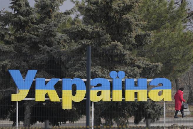 一名妇人在乌克兰东部卢甘斯克街头散步。（美联社）