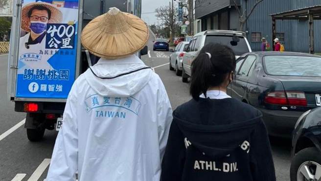 國民黨台北市議員羅智強（左）400公里徒步謝票，小女兒驚喜現身牽手陪走，讓他大讚是「最甜蜜的一段旅程」。（圖／翻攝自羅智強臉書）