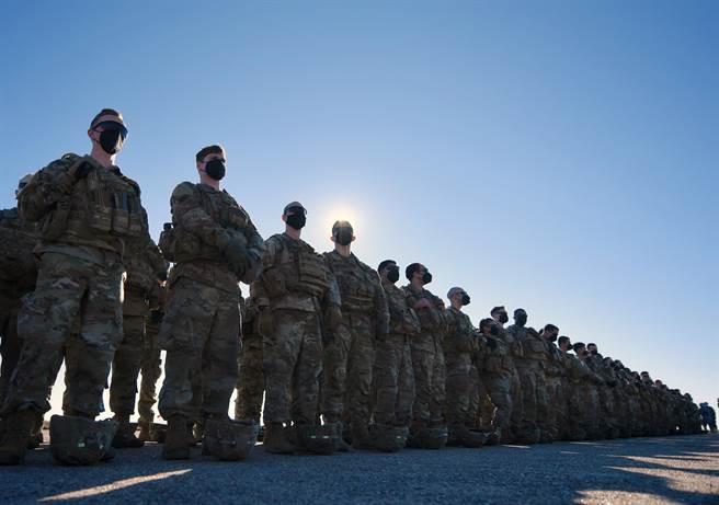 因应乌克兰与俄罗斯濒临交战的紧张情势，美军在罗马尼亚靠近黑海的一处机场集结。（美联社）