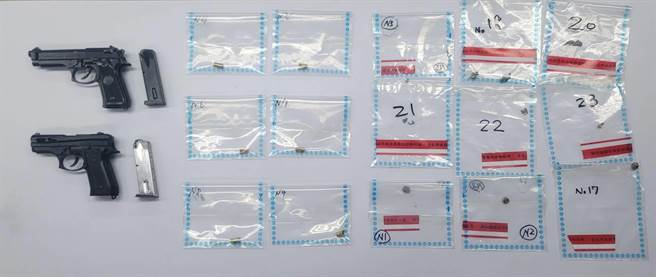 警方起获两把改造手枪、弹壳等证物。(翻摄照片／林郁平台北传真）