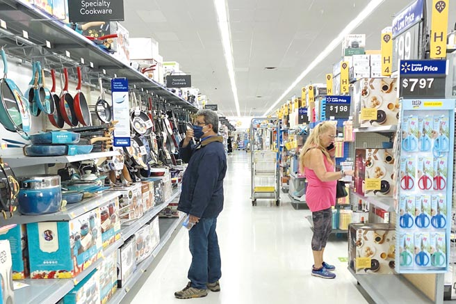 對通膨展望悲觀，大多數美企執行長打算進一步調漲產品售價，反映持續上漲的成本。圖／美聯社