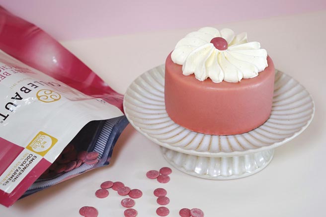 〈梦卡朵〉推出的〈Ruby红宝石覆莓蛋糕〉，外层以红宝石巧克力做出梦幻色泽，顶端再挤上大量大溪地香草制成甘纳许打发的奶油花。图／业者提供