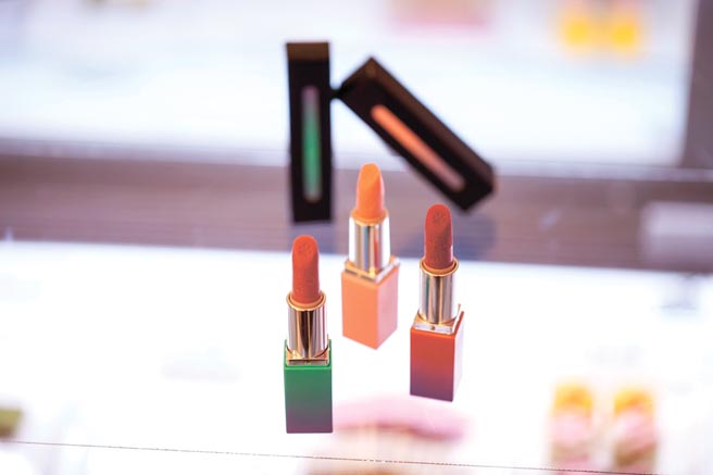 〈COCOMAKER可可美克〉推出的〈红宝石巧克力口红〉几可乱真。图／业者提供