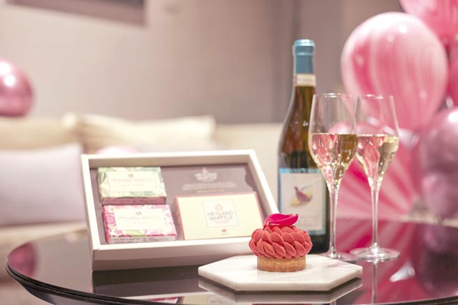 台北寒舍艾美酒店「怦然艾恋」专案，再赠手工皂礼盒。图／业者提供