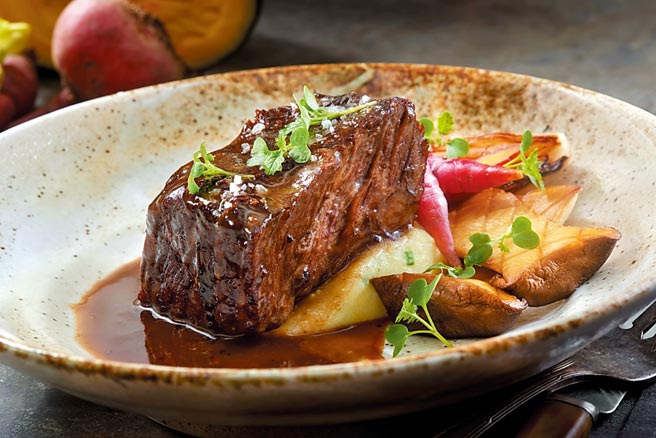 台北晶华酒店「美味情人假期」专案，客房内情人大餐的主餐是「慢炖36小时美国无骨牛小排」。图／业者提供