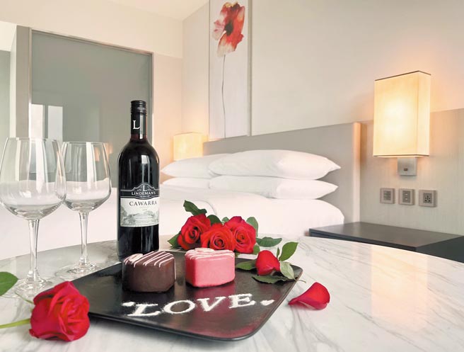 台北国泰万怡酒店「心心相恋」情人节限定住房专案，可入住豪华客房或卓越客房并送哈根达斯期间限定的「惊喜心机」及「甜蜜心意」爱心冰淇淋小蛋糕。图／业者提供