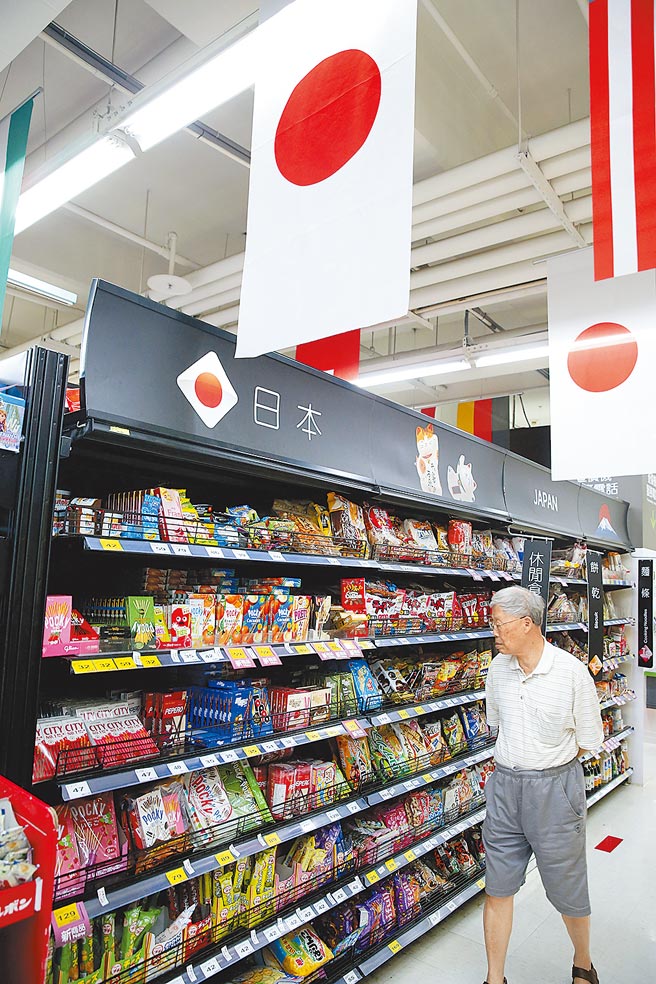蔡政府解禁日本核灾区食品，国民党嘉义县市议会党团要求蔡英文总统、行政院长苏贞昌，率中央部会官员，先吃1年核食，没问题再来谈进口。图为卖场中合法进口安全的日本农产品。（本报资料照片）