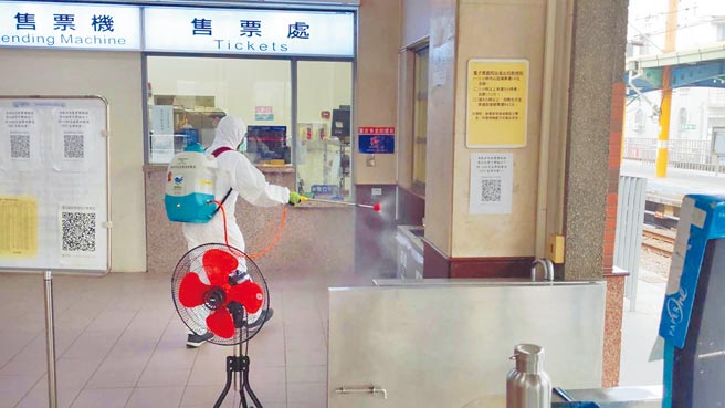 台南市某私立高中女学生确诊，2月7、8、9日3天曾到校参加营队，都从大桥火车站搭乘台铁区间车前往冈山站，火车站已完成清消。（台南市政府提供／曹婷婷台南传真）