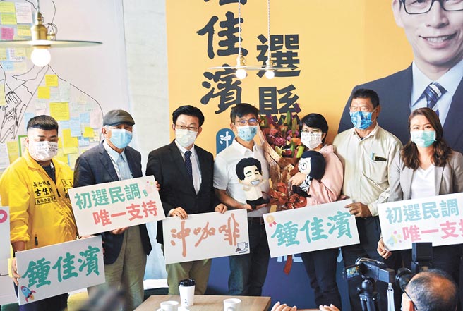 民进党立委锺佳滨（中）正式宣布投入屏东县长党内初选。（林和生摄）