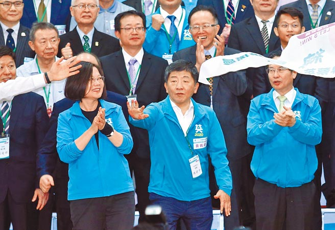 北市民进党基层传筹组「陈时中后援会」，不过台北市议员王世坚却喊话「要适可而止，否则会适得其反」。图为卫福部长陈时中（前排右二）过去参加造势活动。（本报资料照片）