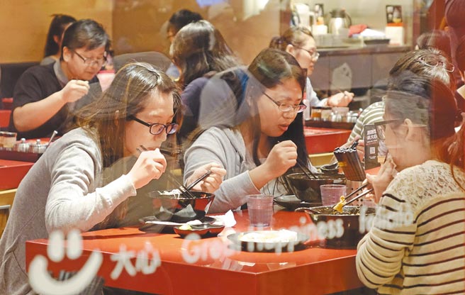 民眾党立委呼吁政府，不能只靠冻涨治标，「万物皆涨、薪水不涨」已是全民感受。图为民眾外食用餐画面。（本报资料照片）