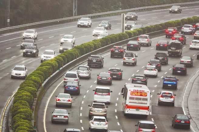 高公局研判今年228连假，国5的行车时间恐是平常的5到7倍。图为国道车流。（本报资料照片）