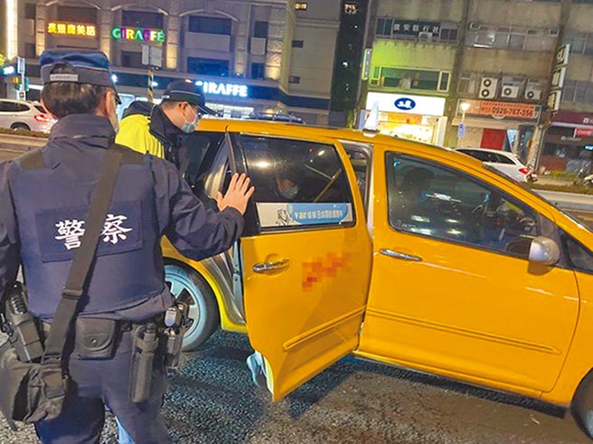台北捷运警方将1名醉昏的乘客请出站外，改搭计程车。（北市捷警队提供）