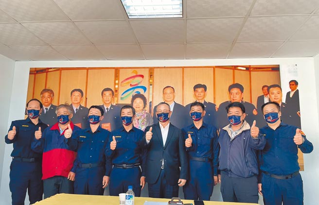 警政署长陈家钦（右四）到大寮分驻所，与当时第一线赶抵大寮监狱的同仁们畅谈当时分享心情。（洪靖宜摄）