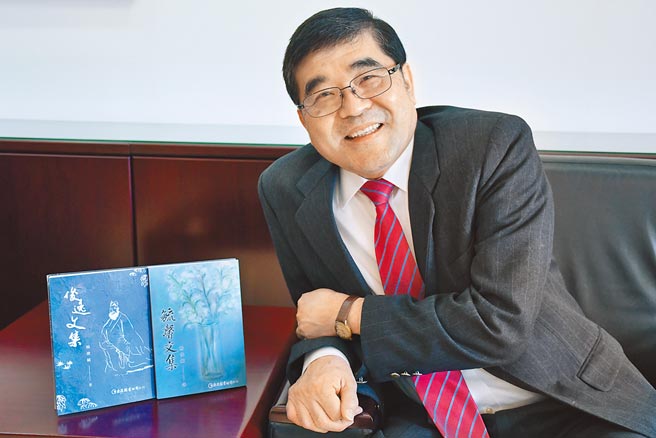 高雄医学大学校长杨俊毓着作《人不可以无癖》获出版社青睐、收录进今年国三国文教科书。（高雄医学大学提供／袁庭尧高雄传真）