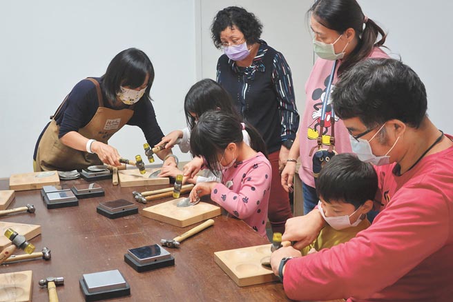 宜兰传艺园区的传艺工坊有工艺师带领民眾工艺体验，也可以近距离观赏工艺制作过程。（国立传统艺术中心提供／李忠一宜兰传真）