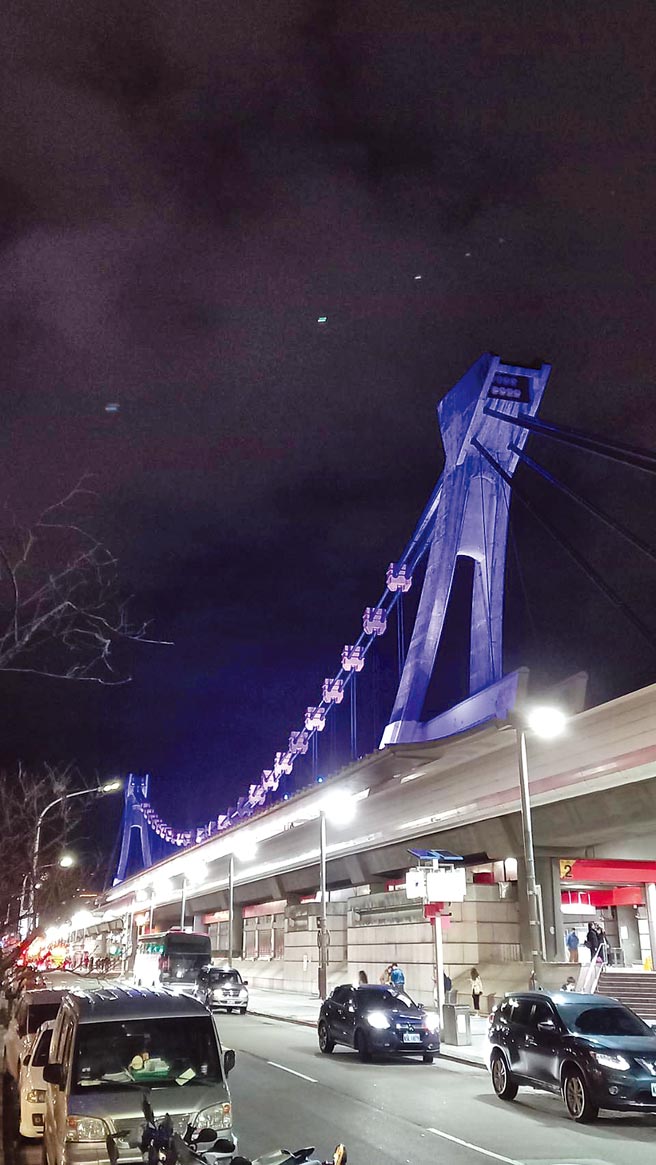 台北捷运淡水线剑潭站即日起至20日，每晚6至10时轮流打上红、绿、蓝、紫4种顏色变换，营造热闹年节气氛照耀台北夜空。（台北市捷运公司提供／张立勋台北传真）