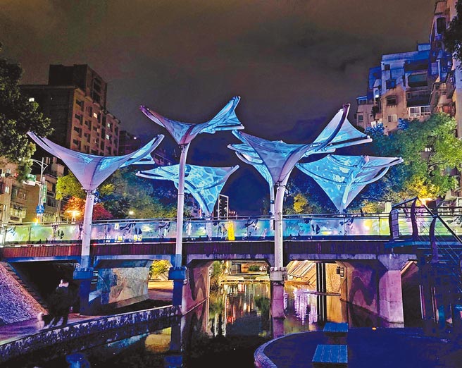 新北市新庄区「鲸彩中港光雕秀」将展至3月18日。（新北市水利局提供／叶书宏新北传真）