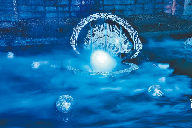 新北市新庄区「鲸彩中港光雕秀」将展至3月18日。（新北市水利局提供／叶书宏新北传真）