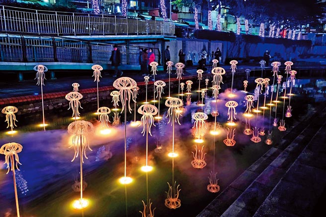 新北市新庄区「鲸彩中港光雕秀」将展至3月18日。（新北市水利局提供／叶书宏新北传真）