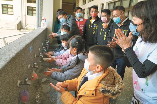 新竹縣長楊文科11日前往竹北市博愛國小，視察校園防疫，與學童一同使用肥皂洗手。（莊旻靜攝）