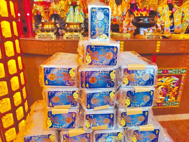 龍潭盛事「迎古董接財神」因疫情取消，改發放共6666份的「發財母金」。（賴佑維攝）