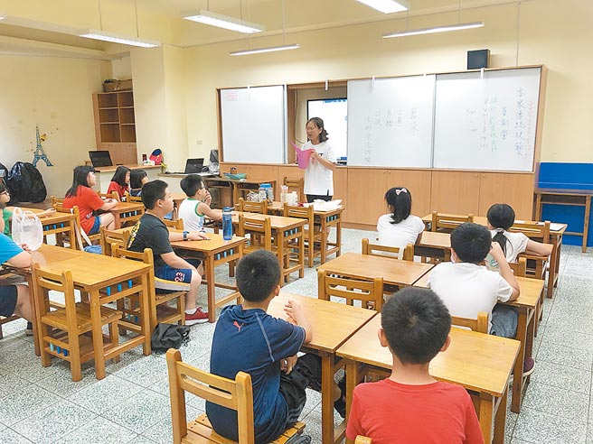 桃园市四维国小课堂中进行客家蓝染体验。（桃园市政府教育局提供／陈梦茹桃园传真）