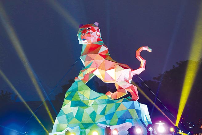 清水灯区「璀璨鳌峰」11日晚间在港区艺术中心点灯，10米高「福虎生风」主灯相当吸睛。（陈淑娥摄）