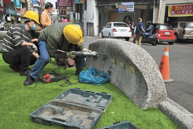 彰化市「三角公园」莲花灯，旧有石座被批评像墓碑，彰化市长林世贤指示再将石碑拆除。（彰化市公所提供／吴敏菁彰化传真）