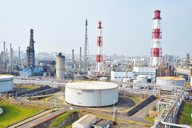 中油大林厂洪姓採购事务员与厂商勾结，虚报收据、盗用主管印鑑核销，10年来诈领549万元，高雄地检署11日下午将洪男和陈姓厂商声押获准。（本报资料照片／袁庭尧高雄传真）