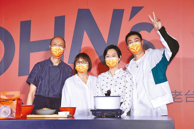 楊祐寧（右起）和姊姊、爸媽昨一起出席自家餐廳新品記者會。（羅永銘攝）