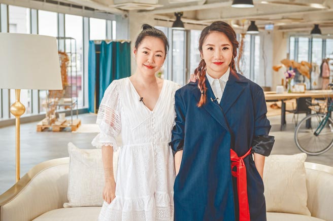 陶子（右）上小S主持的《熙娣想聊》，分享与李李仁相恋过程。（CATCHPLAY提供）