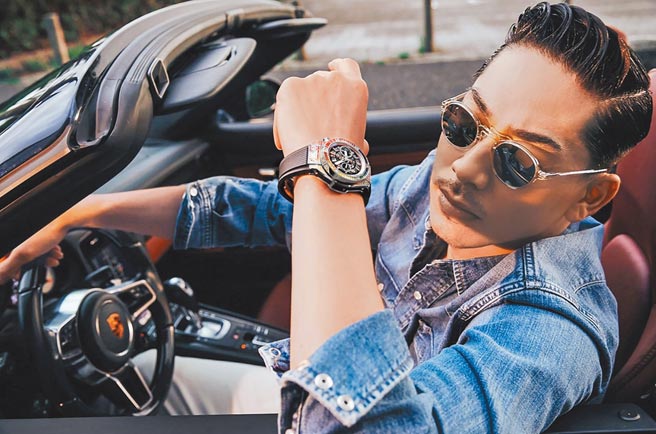 新手爸爸AKIRA拍摄宇舶表形象照，配戴BIG BANG UNICO钛金彩虹计时腕表。（HUBLOT提供）