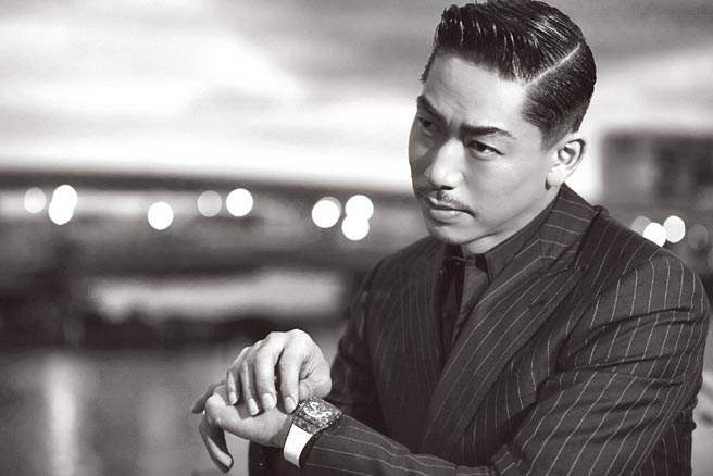 AKIRA配戴宇舶表SPIRIT OF BIG BANG陀飞轮碳纤维五日炼腕表。（HUBLOT提供）