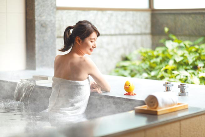 礁溪长荣凤凰酒店的客房内皆有独立泡汤池。（礁溪长荣凤凰酒店提供）