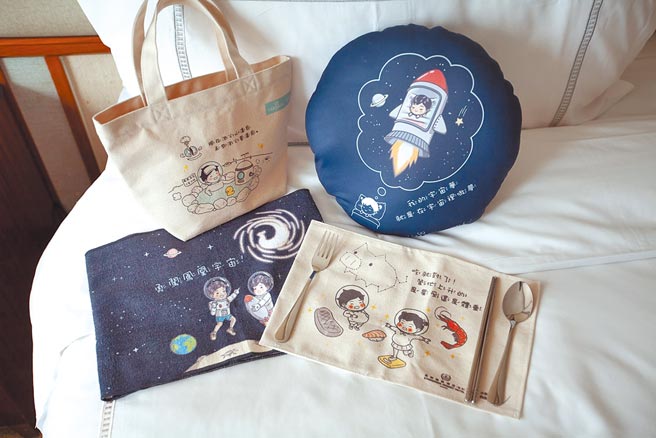 礁溪长荣凤凰酒店合作知名人气贴图创作者「小学课本的逆袭」，打造主题房住房专案，将4款联名商品送给专案房客。（礁溪长荣凤凰酒店提供）